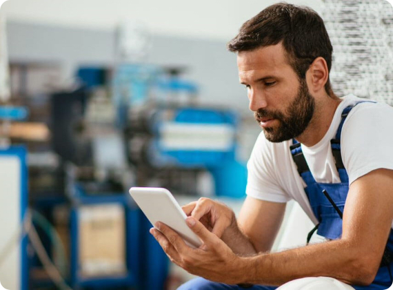 Lavoratore digita su smartphone